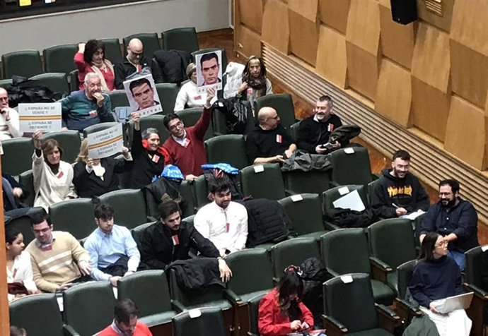Pancartas con la cara de Pedro Sánchez y el lema "Traidor" y otras que rezan "España no se vende" en el pleno del Ayuntamiento de Zaragoza