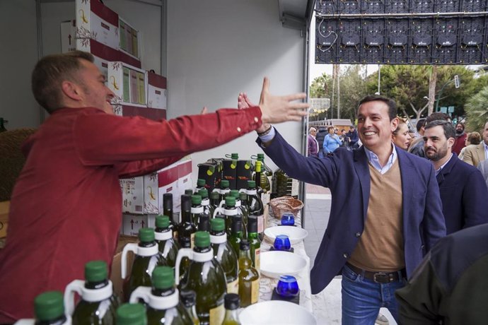 Javier Aureliano García en uno de los puestos de la feria navideña de 'Sabores Almería'