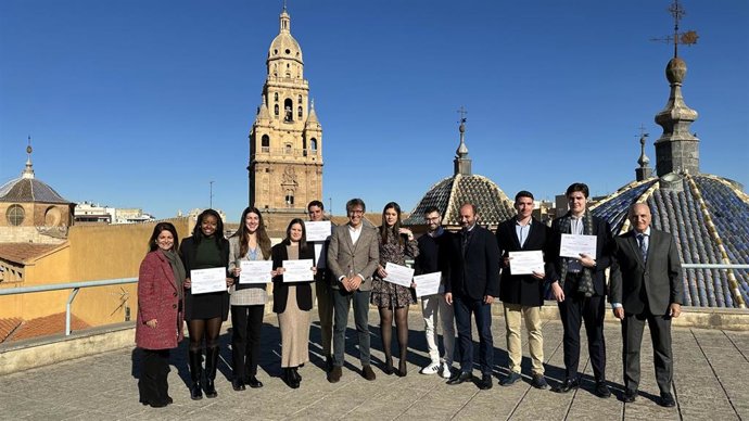 El consejero Luis Alberto Marín junto con los jóvenes becados por el Info