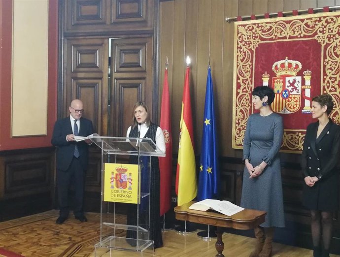 Alicia Echeverría interviene en su toma de posesión como delegada del Gobierno de Navarra junto a Elma Saiz y María Chivite.