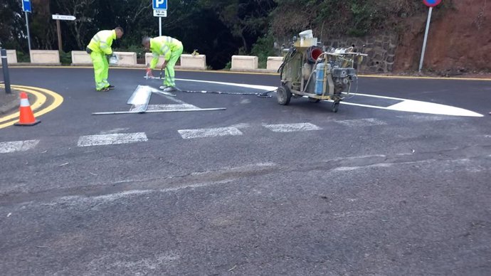 Un grupo de operarios realiza tareas de conservación y mantenimiento en una carretera de Tenerife