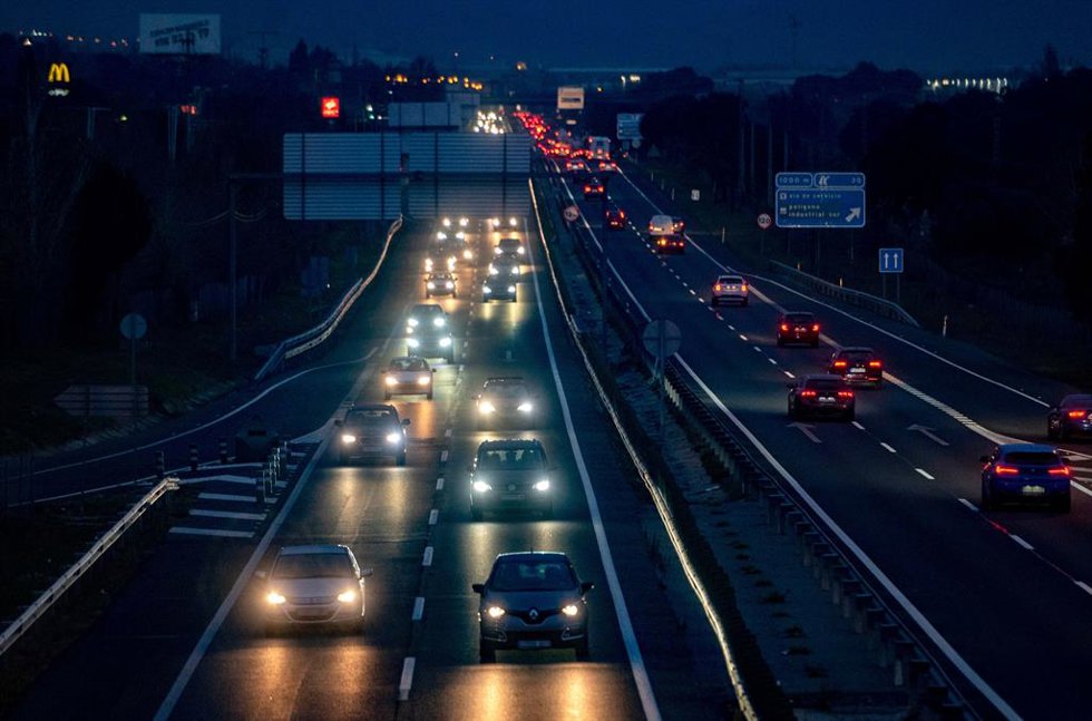 Archivo - Tráfico en la carretera A-1 