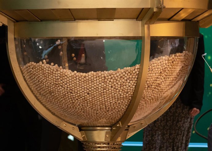 Un dels bombos abans del comenament del Sorteig Extraordinari de la Loteria de Nadal 2023 al Teatre Real de Madrid