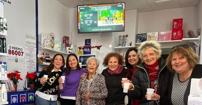 Rocío Gómez celebra con amigas y clientas el premio repartido con el 86.007 del Sorteo Extraordinario de Navidad en Gádor (Almería).