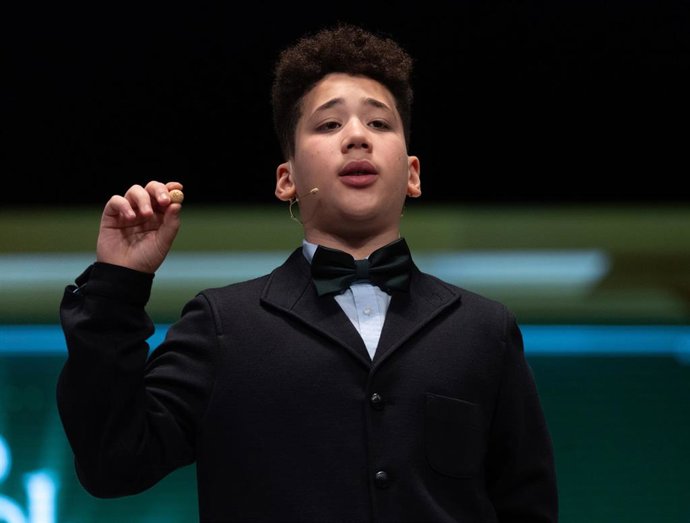 Uno de los niños canta uno de los quintos premios, el número 57421, durante el Sorteo Extraordinario de la Lotería de Navidad 2023.