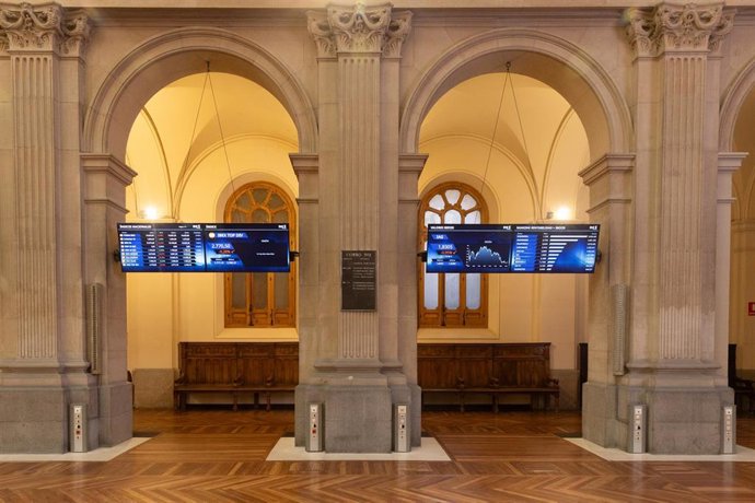 Varios paneles del IBEX 35 en el Palacio de la Bolsa, a 21 de diciembre de 2023, en Madrid (España). 