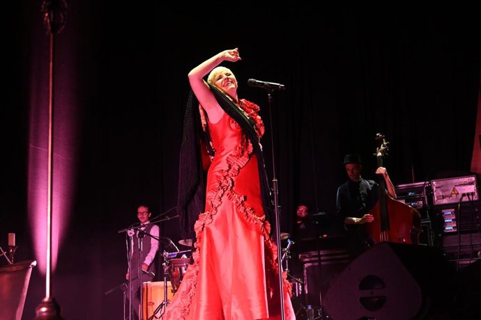 La cantante malagueña Pasión Vega en Tomares (Sevilla).