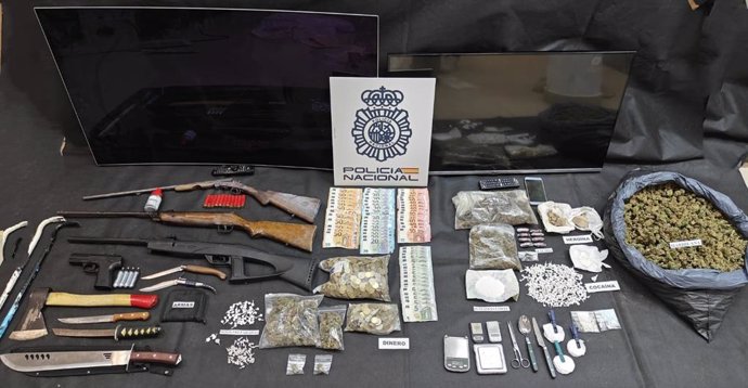 Droga, armas y dinero intervenido por la Policía Nacional.