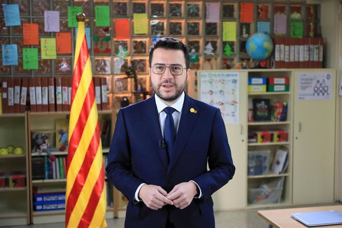 Archivo - Mensaje navideño del presidente de la Generalitat, Pere Aragons, desde la escuela Rosselló Prcel de Santa Coloma de Gramenet (Barcelona)