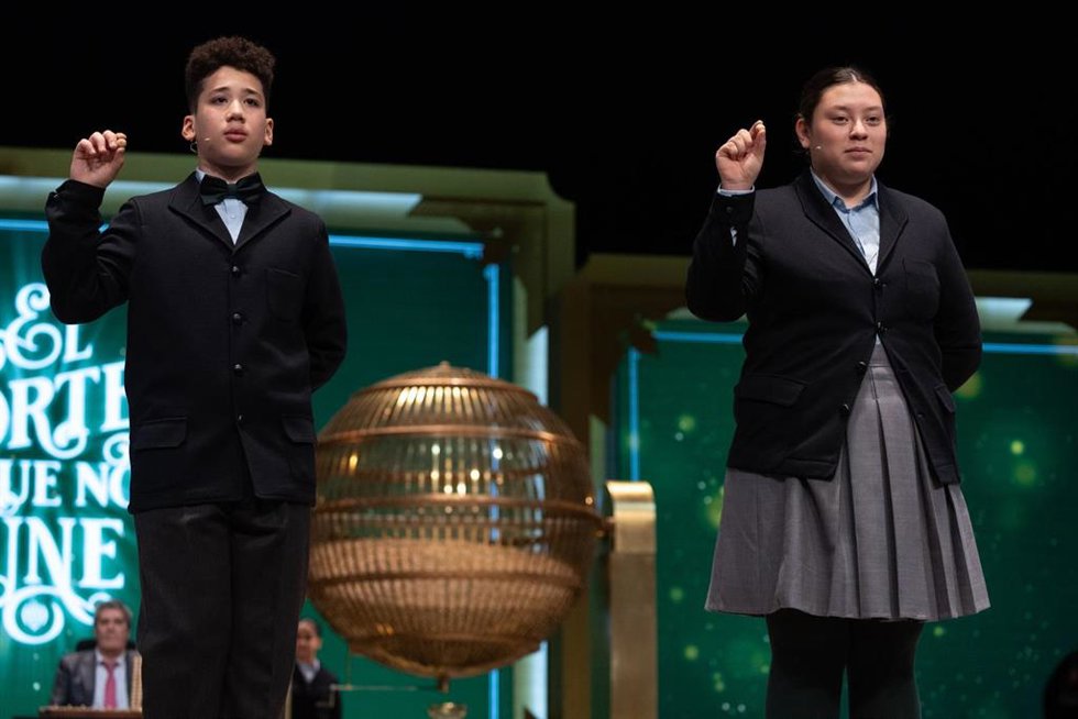 Kiara Román Benítez y Antoni Ramírez Bonito cantan el número 57.421, uno de los quintos premios.