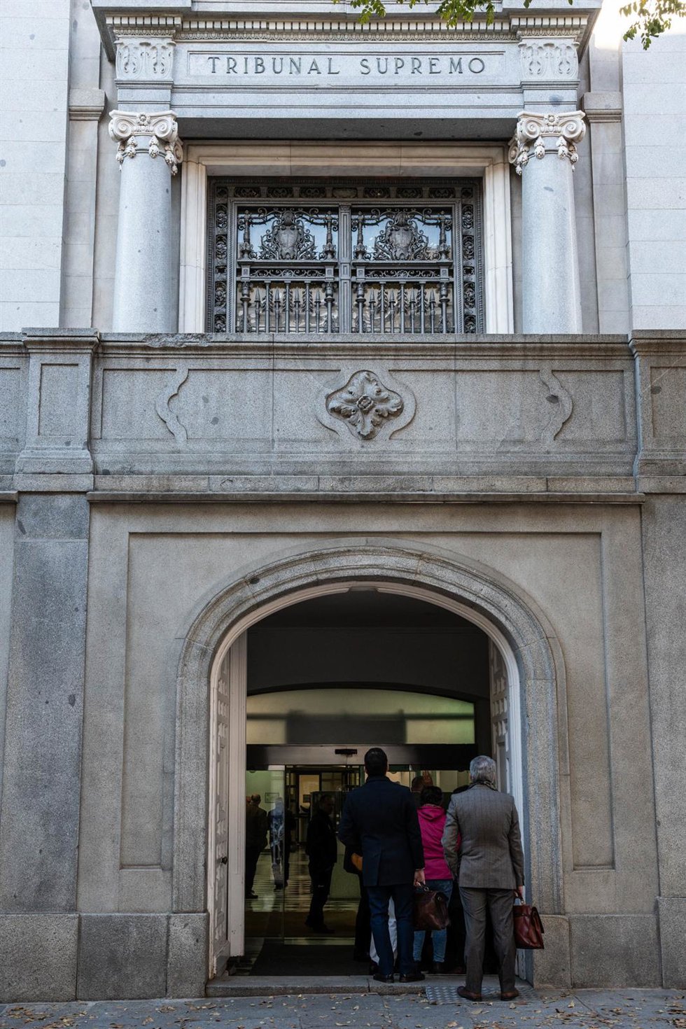 Archivo - Varias personas junto al Tribunal Supremo durante una concentración de la Asociación Plataforma de Víctimas Alvia 04155, el día en el que tiene lugar una vista pública, en el Tribunal Supremo, a 21 de noviembre de 2023, en Madrid (España). El 