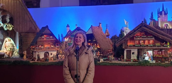 La concejala de Educación y Cultura, Irene Carvajal, durante la inauguración del belén monumental de la Sala Municipal de Exposiciones de Las Francesas de Valladolid