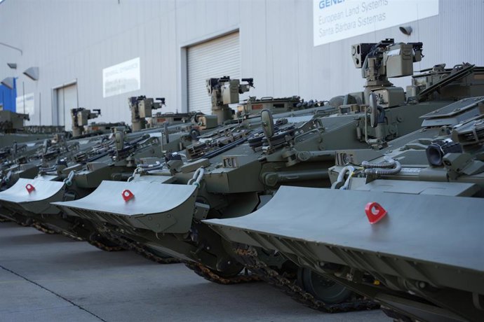 Archivo - Demostración dinámica de los primeros Vehículos de Combate de Zapadores (VCZAP) Castor y Vehículos de Combate de Ruedas (VCR) 8x8 Dragón, a 09 de octubre del 2023 en Sevilla (Andalucía, España).