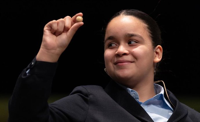 Paula Figuereo Figuereo canta un quinto premio, el número 01568, durante el Sorteo Extraordinario de la Lotería de Navidad 2023 en el Teatro Real de Madrid, a 22 de diciembre de 2023, en Madrid (España). 
