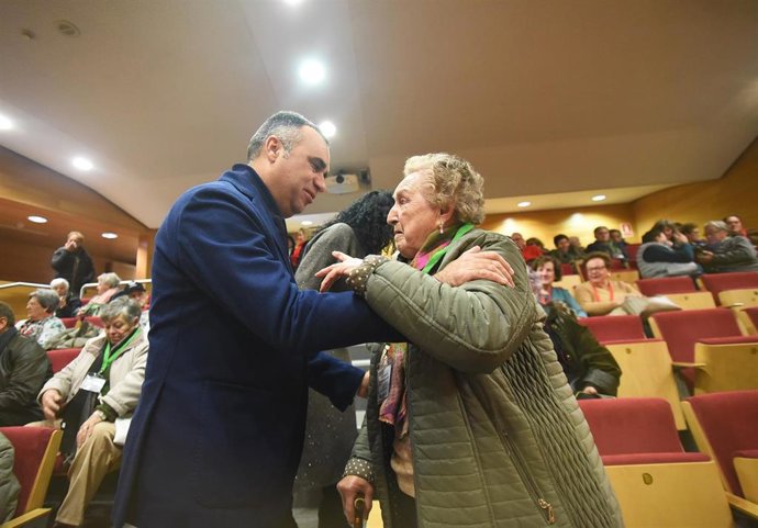 El presidente de la Diputación, Francis Rodríguez, junto a una mujer mayor.