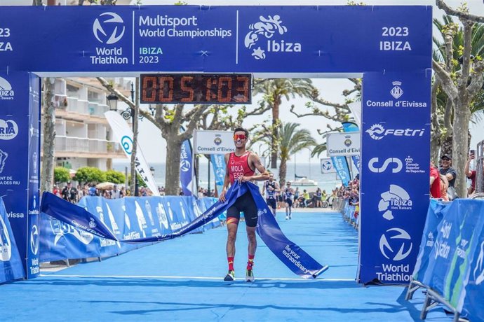 Archivo - Mario Mola se proclama campeón del mundo de duatlón 