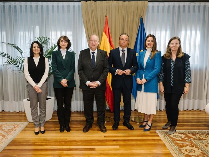 Hereu traslada a la CEOE su apuesta por la industria para impulsar la capacidad productiva del país