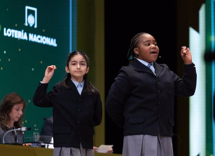 Rosario Martínez Garía (i) y Ainhoa Rosero Gómez (d) cantan el número 37038, agraciado con un quinto premio.