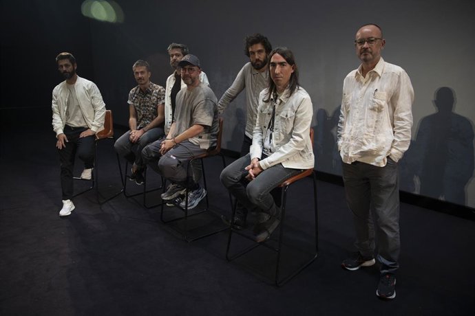 Archivo - La banda de indie rock, Vetusta Morla, posa después de una entrevista para Europa Press en la sala iSens de la estación Príncipe Pío, a 27 de septiembre de 2021, en Madrid (España). El grupo ha compuesto e interpretado la canción original y la