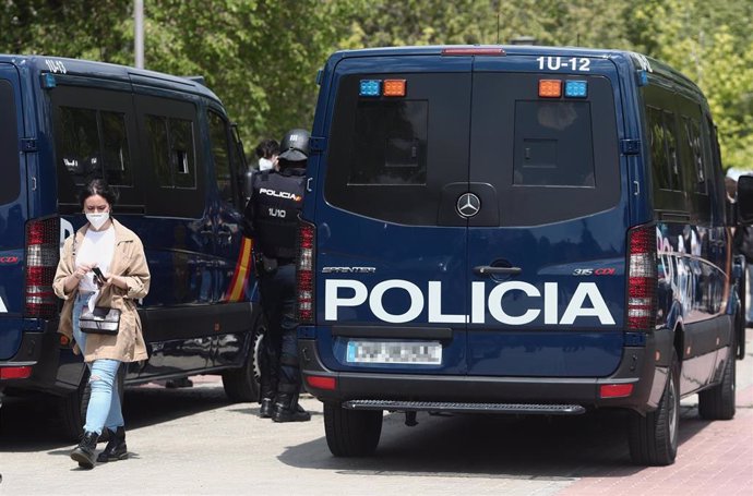 Archivo - Dos furgones de Policía Nacional en un mitin de Vox en Alcorcón, a 16 de abril de 2021, en Alcorcón, Madrid (España). Este es uno de los actos preelectorales que está realizando Vox previamente al inicio de la campaña electoral para los comicios
