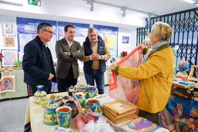 Visita al mercado solidario de Manos Unidas de Almería.