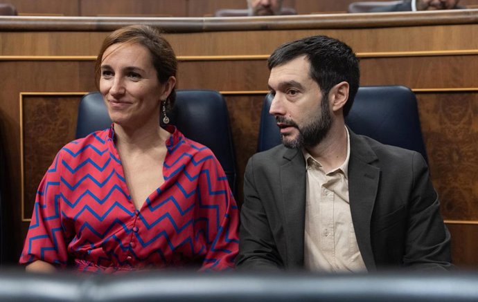 La ministra de Sanidad, Mónica García y el ministro de Derechos Sociales, Consumo y Agenda 2030, Pablo Bustinduy, durante un pleno en el Congreso de los Diputados, a 20 de diciembre de 2023, en Madrid (España). 