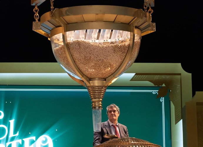 Un hombre prepara el bombo para el Sorteo Extraordinario de la Lotería de Navidad 2023 en el Teatro Real de Madrid, a 22 de diciembre de 2023, en Madrid (España).  