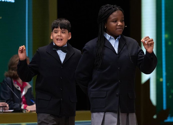 Yesica Paola Valencia y Francisco Moreno cantan el segundo premio, el número 58303, durante el Sorteo Extraordinario de la Lotería de Navidad 2023 en el Teatro Real de Madrid, a 22 de diciembre de 2023, en Madrid (España). 