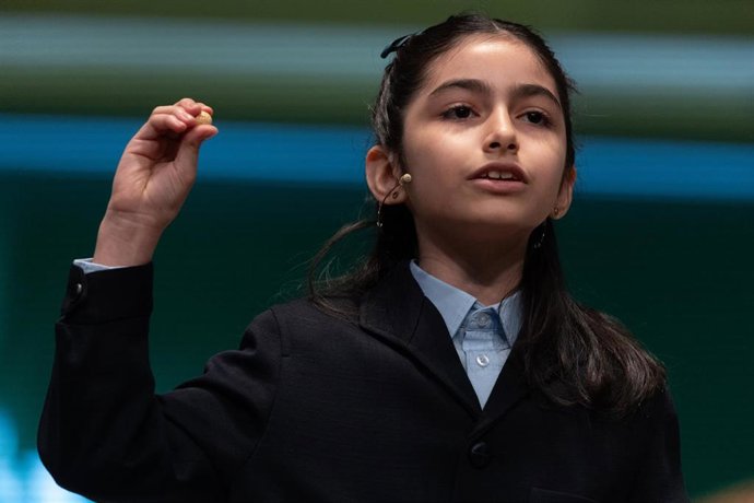 Rosario Martínez Garía canta el tercer premio, el número 31938, durante el Sorteo Extraordinario de la Lotería de Navidad 2023 en el Teatro Real de Madrid, a 22 de diciembre de 2023, en Madrid (España). 