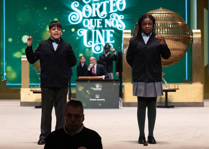 Yesica Paola Valencia y Francisco Moreno cantan el segundo premio, el número 58303, durante el Sorteo Extraordinario de la Lotería de Navidad 2023 en el Teatro Real de Madrid, a 22 de diciembre de 2023, en Madrid (España). El sorteo se celebra en esta o