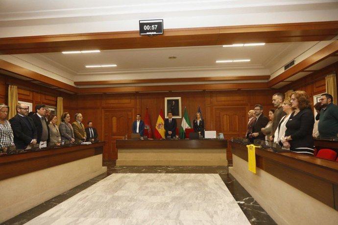 El Pleno, que ha aprobado el presupuesto, también ha guardado un minuto de silencio por los militares fallecidos en Cerro Muriano y otro en solidaridad con el pueblo palestino.