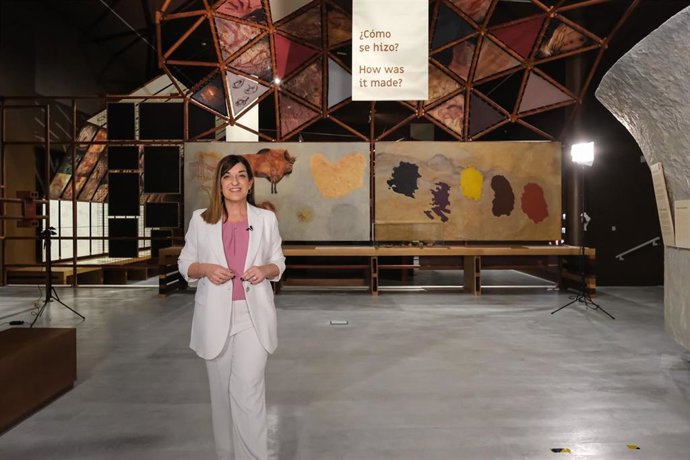 La presidenta del Gobierno de Cantabria, María José Sáenz de Buruaga, en la grabación del mensaje de Navidad en el Centro de Arte Rupestre de Puente Viesgo