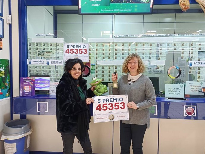 La Administración 37 de Alicante celebrando el quinto premio de la Lotería de Navidad con el número 45.353