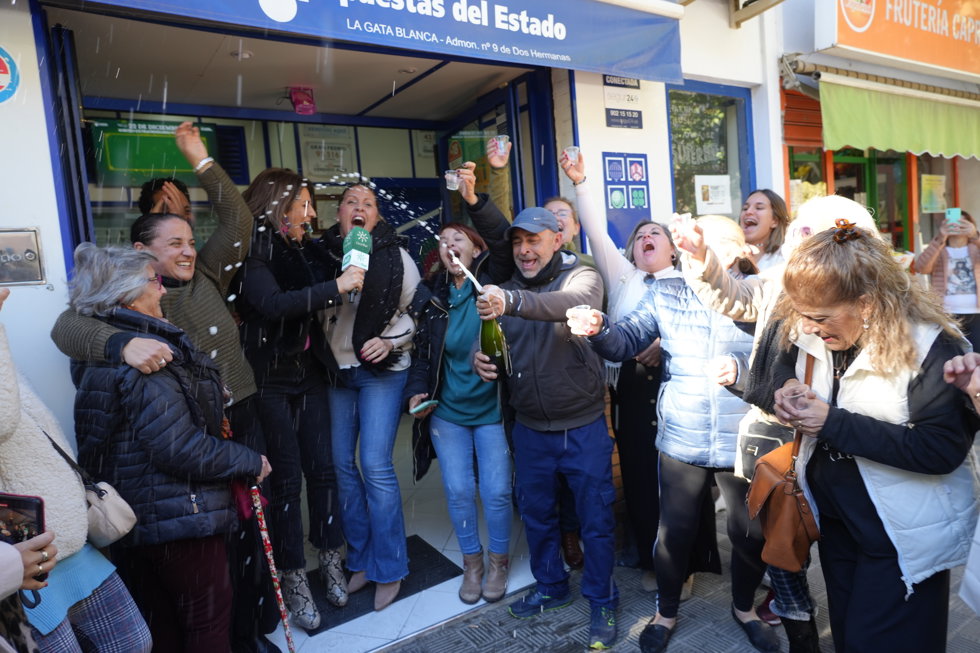 Celebración en Dos Hermanas tras la venta del premio "Gordo" de Navidad