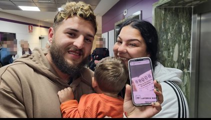 Una familia de Écija (Sevilla), que esperaba en la UCI del Virgen del Rocío, premiada con el Gordo