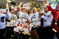 El amuleto de 'El boquerón de oro' de Málaga reparte un pellizco del segundo premio: "Estamos encantaítas"