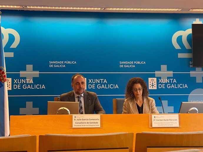 El conselleiro de Sanidade, Julio García Comesaña, y la directora xeral de Saúde Pública, Carmen Durán Parrondo.