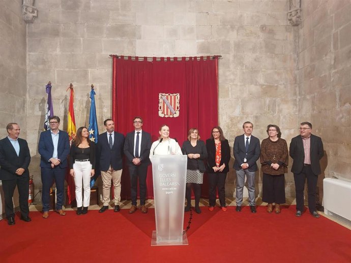La presidenta del Govern, Marga Prohens, junto a sus consellers, en la recepción a los medios de comunicación