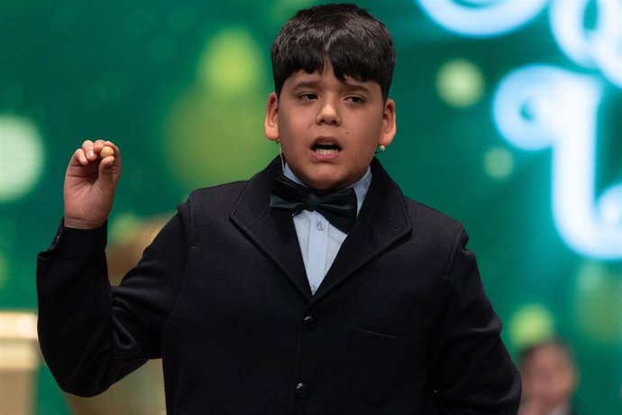 Francisco Moreno canta el segundo premio, el número 58303, durante el Sorteo Extraordinario de la Lotería de Navidad 2023 en el Teatro Real de Madrid, a 22 de diciembre de 2023, en Madrid (España). 