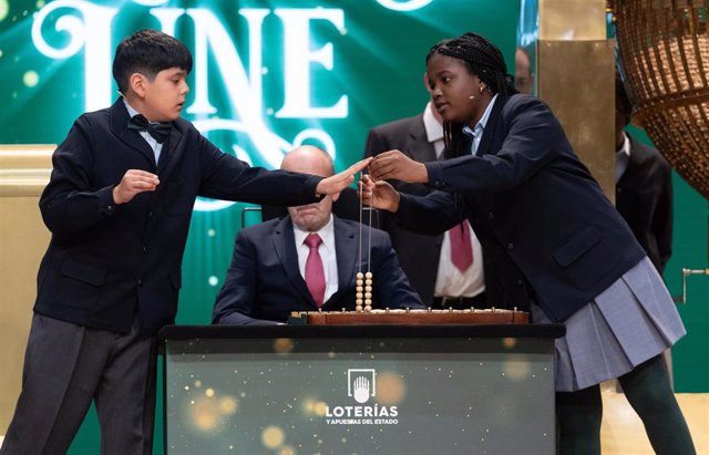 Yesica Paola Valencia y Francisco Moreno cantan durante el Sorteo Extraordinario de la Lotería de Navidad 2023 en el Teatro Real de Madrid, a 22 de diciembre de 2023, en Madrid (España). 