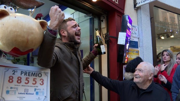 La administración de loterías 'La Caprichosa' de Toledo celebrando el 'Gordo' del Sorteo Extraordinario de Navidad'