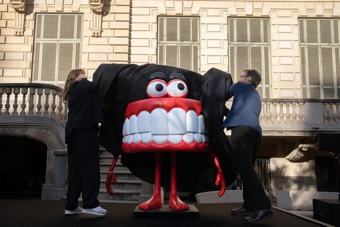 Archivo - La consellera de Cultura de la Generalitat, Natlia Garriga, y el secretario de Política Lingüística, Francesc Xavier Vila, durante la presentación de una campaña de fomento del uso del catalán en Catalunya en una imagen de archivo.
