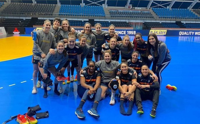 Archivo - Las 'Guerreras' posan en el Palacio de Deportes de Torrevieja antes del Mundial de 2021