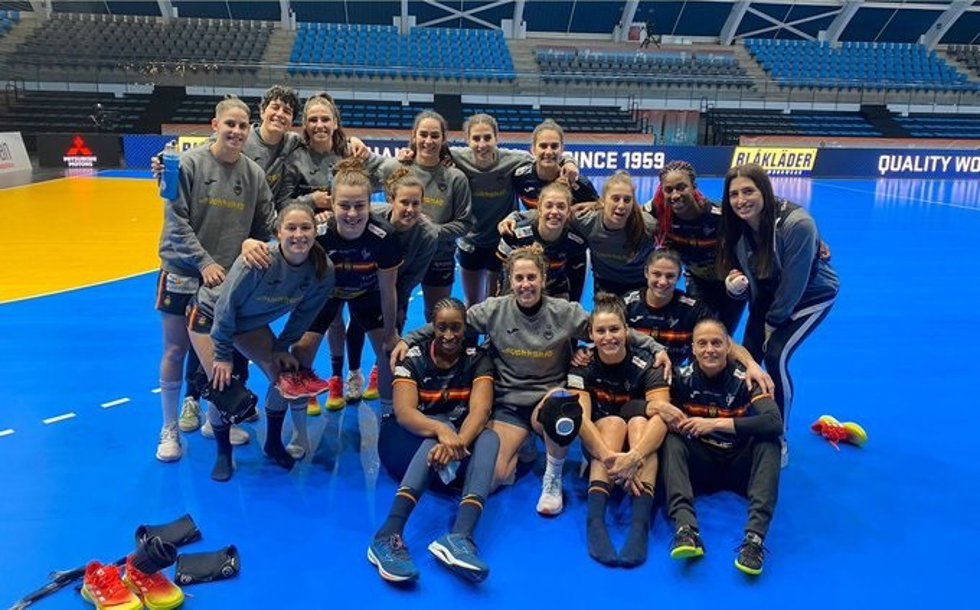 Archivo - Las 'Guerreras' posan en el Palacio de Deportes de Torrevieja antes del Mundial de 2021