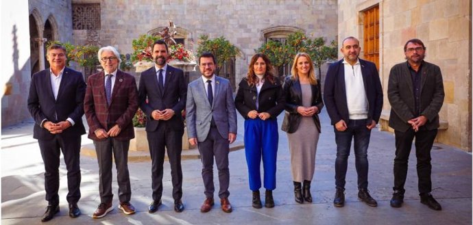 (I-D) Antoni Cañete, Josep Sánchez Llibre, Roger Torrent, Pere Aragons, Laura Vilagr, Natlia Mas, Javier Pacheco y Camil Ros.