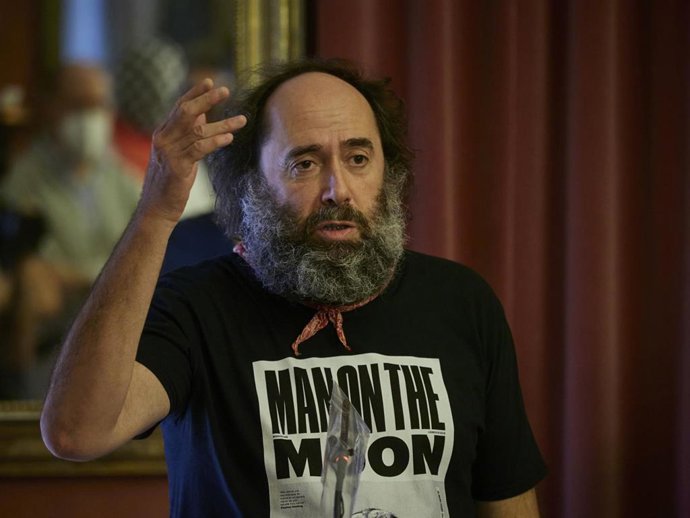 Archivo - El artista pamplonés Mikel Urmeneta comparece en una rueda de prensa previa al lanzamiento de la fase final del Campeonato de Ajedrez, a 5 de julio de 2021, en Pamplona, Navarra, (España). El Festival cultural online San Fermín Mundial, cuyo