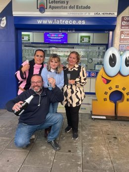 La administración 'La Trece' de Almería celebra haber dado 'El Gordo' del Sorteo Extraordinario de Navidad.