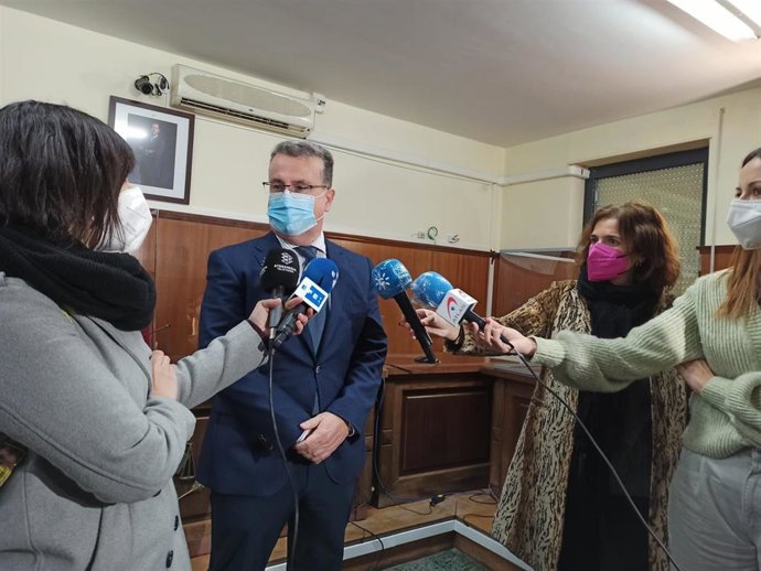 Archivo - El fiscal Norberto Sotomayor atiende a los medios de comunicación