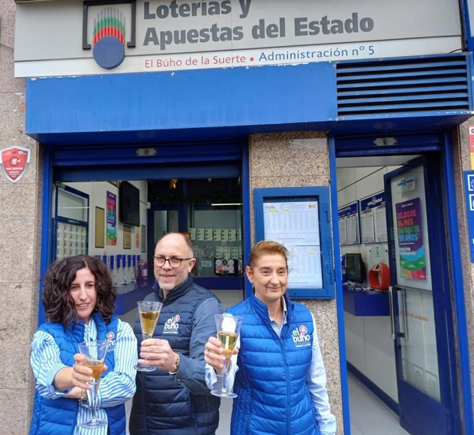 Borja Muñiz, propietario de la Administración 'El Búho de la Suerte', en Gijón, celebra haber vendido el Gordo de Navidad y cuatro quintos premios.