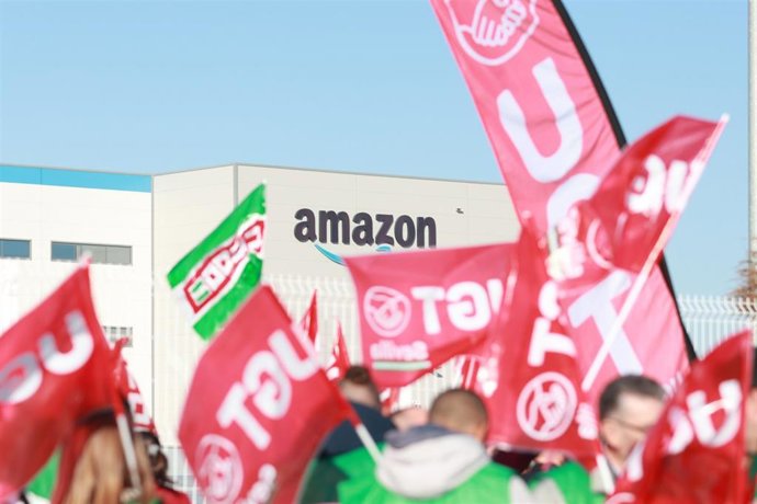 La plantilla de Amazon en Dos Hermanas (Sevilla) se concentra a las puertas del centro logístico de Amazon de la Carretera de la Isla. A 18 de diciembre de 2023, en Dos Hermanas, Sevilla (Andalucía, España). 